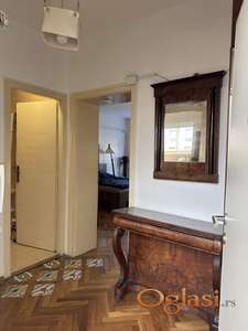 U blizini Kalemegdana, ugodan, svetao